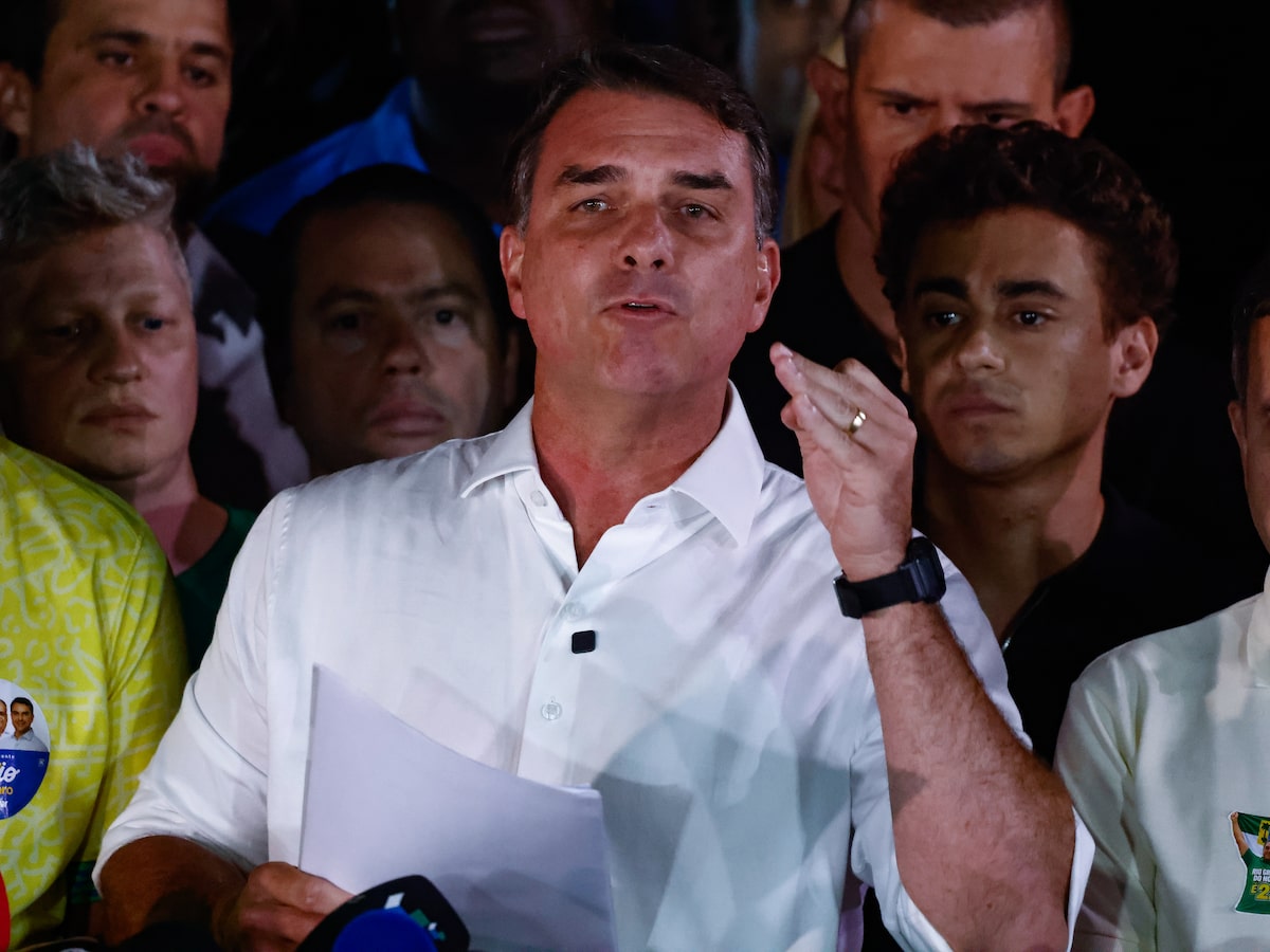 Imprensa internacional repercute saída de Flávio Bolsonaro do Brasil após derrota nas eleições; veja