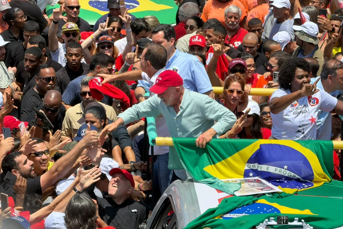 Do "Exército" digital às ruas, Lula mudou rota no 2º turno por virada