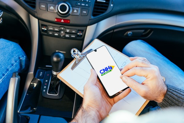 Você não precisa imprimir o CRLV-e! Veja como deixar no celular
