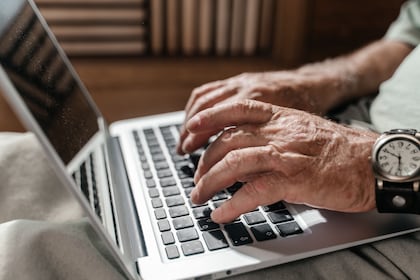 O telefone do reitor sérvio foi infectado com spyware durante protestos estudantis, diz grupo