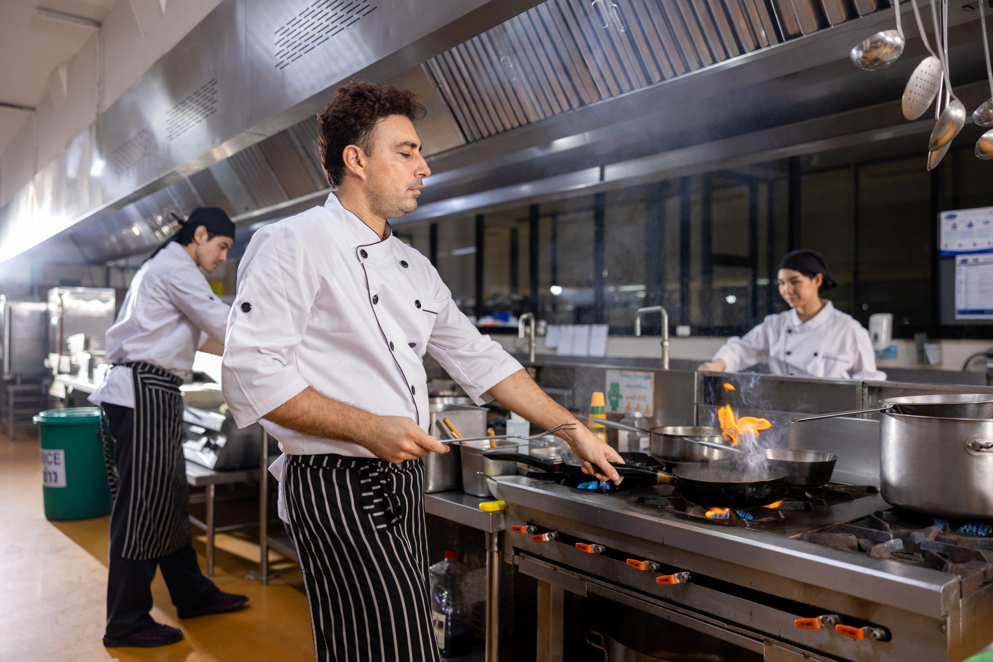 Fornos a gás criam risco de poluição do ar interno em cozinhas comerciais, diz estudo