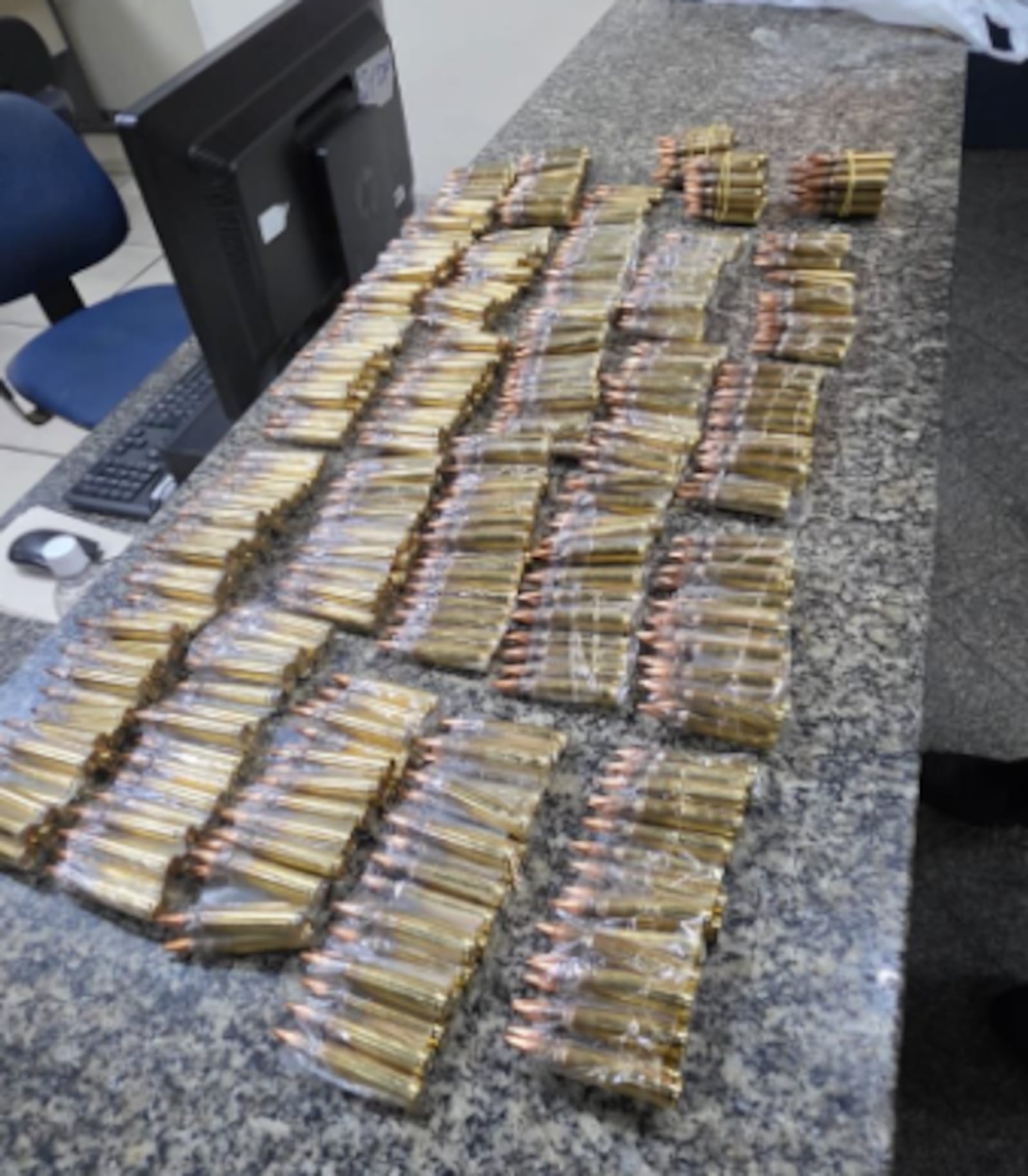 Agentes da 12ª UPP encontraram munições no veículo do suspeito Reprodução/Polícia Militar
