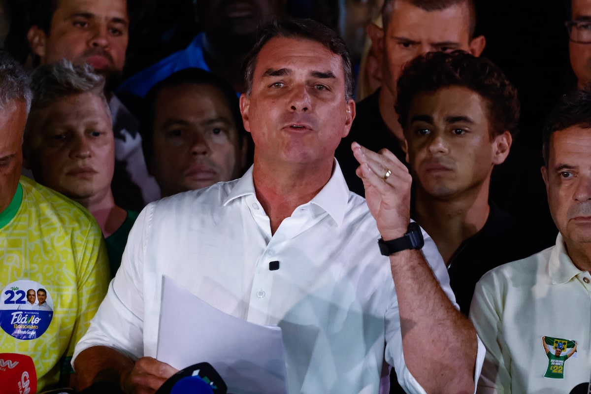 Imprensa internacional repercute saída de Flávio Bolsonaro do Brasil após derrota nas eleições; veja
