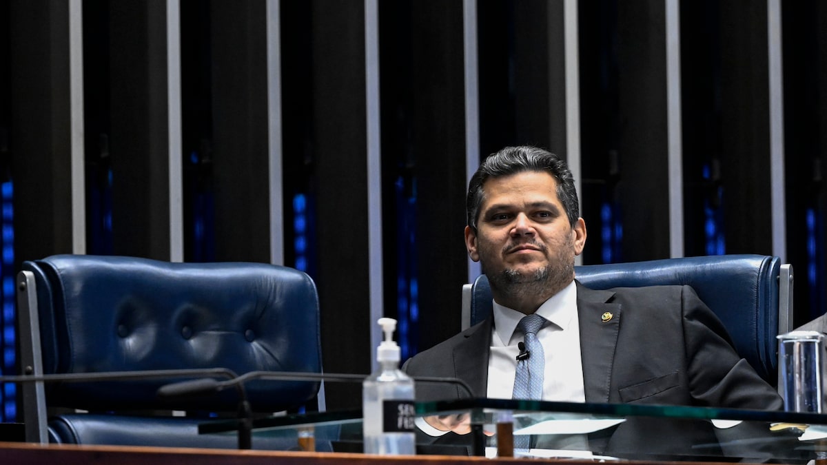 Alcolumbre diz que, se houver pedido para acelerar PEC do fim da 6x1, vai colocá-lo em votação