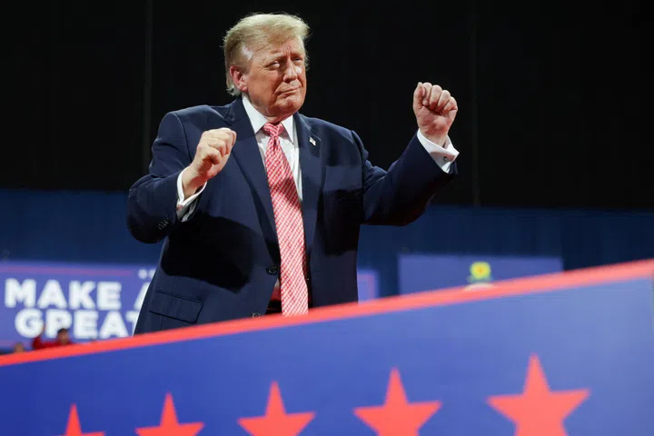 Trump adverte os kansasinos de que os EUA 'queimarão' como a França se os democratas vencerem