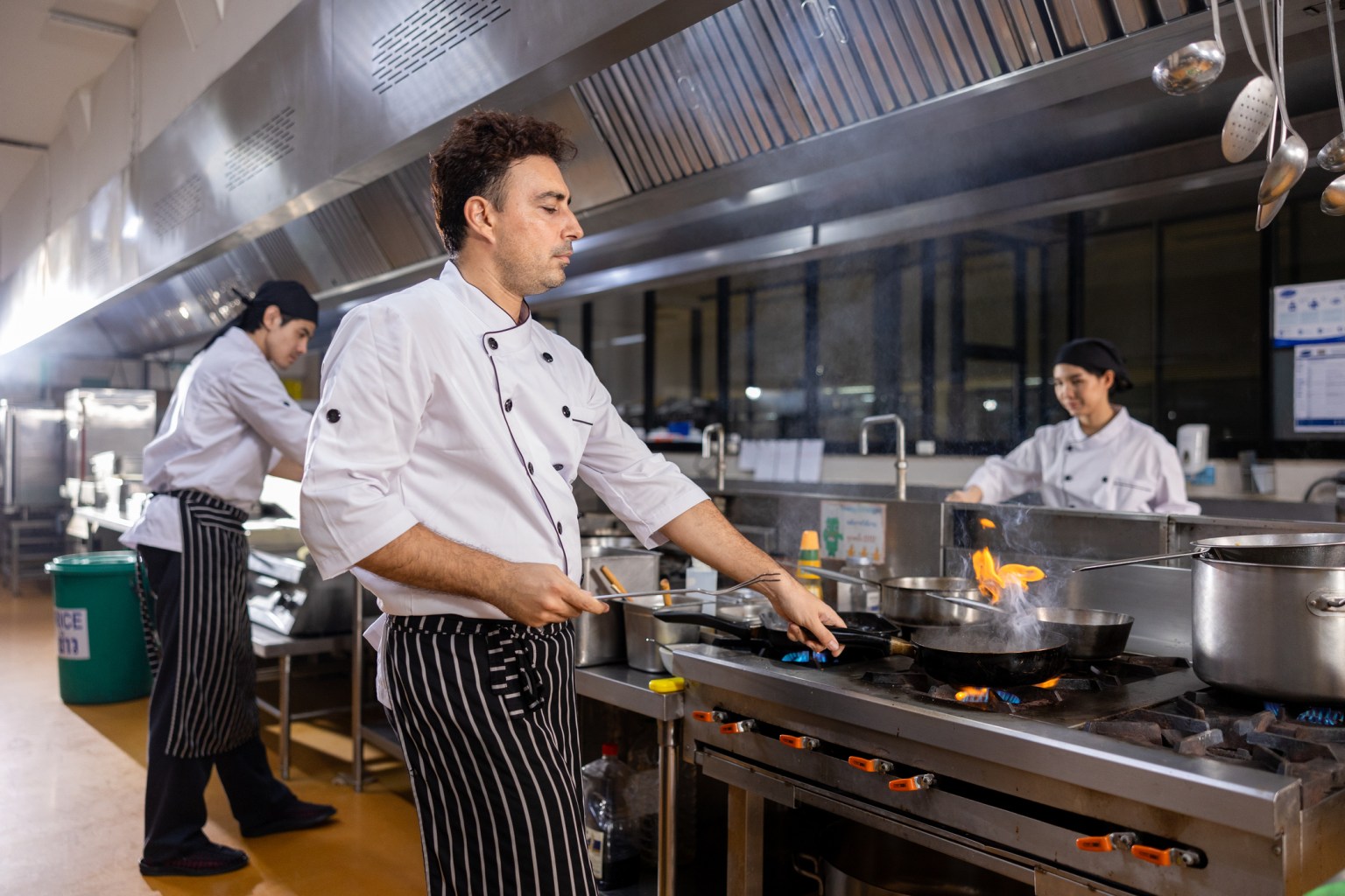 Fornos a gás criam risco de poluição do ar interno em cozinhas comerciais, diz estudo