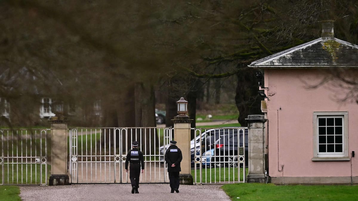 Agentes de policía se dirigen a la entrada de Royal Lodge, en Windsor, al oeste de Londres