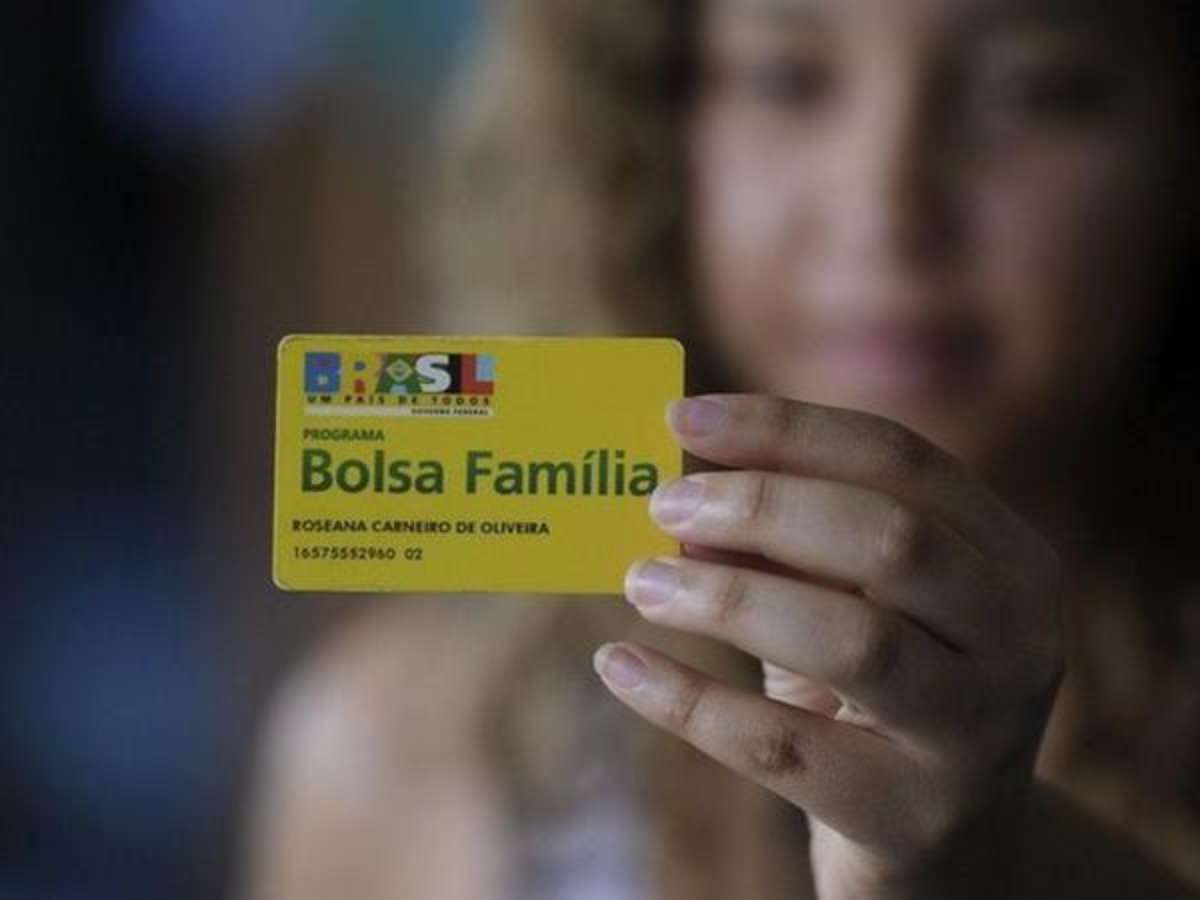 O que Flávio Bolsonaro e Lula propõem sobre o Bolsa Família