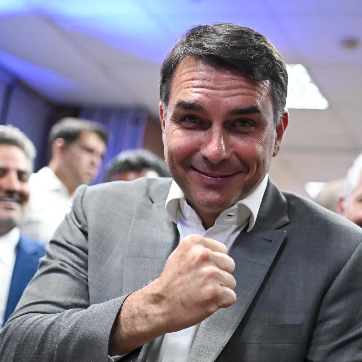 Flávio sai do isolamento e atrai apoio de 4 partidos na largada do 2º turno