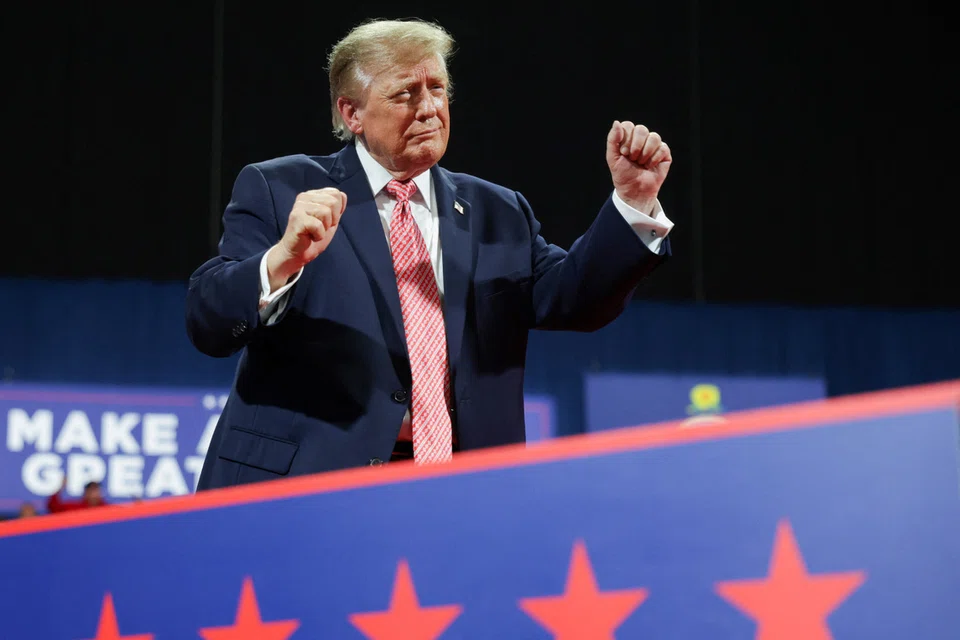 Trump adverte os kansasinos de que os EUA 'queimarão' como a França se os democratas vencerem