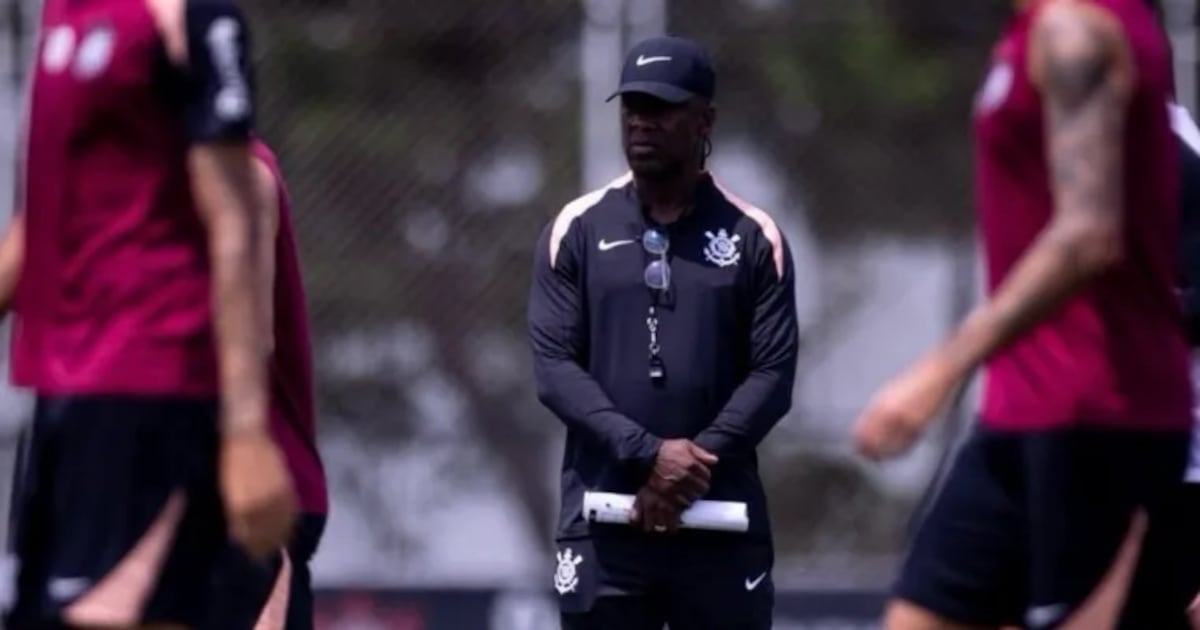 Corinthians derrotado pela burocracia. Seedorf e direção revoltados. Pelo técnico ficar fora do jogo contra o Vitória. Jogadores surpresos e decepcionados