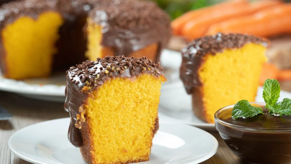 Receita simples de bolo de cenoura fofinho com calda de chocolate
