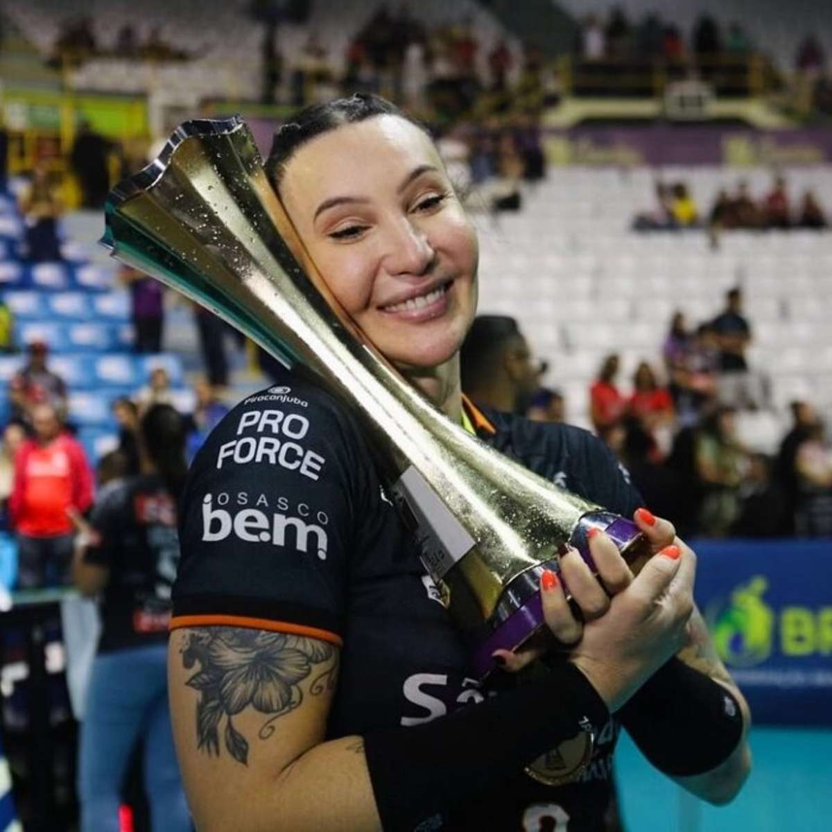 Justiça suspende liminar de Tifanny Abreu, e atleta volta a ser impedida de jogar