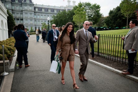 Imagem da matéria: Quem poderia substituir Katie Zacharia como secretária de imprensa da Casa Branca?