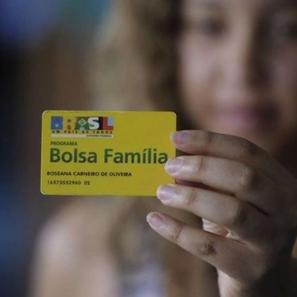 O que Flávio Bolsonaro e Lula propõem sobre o Bolsa Família