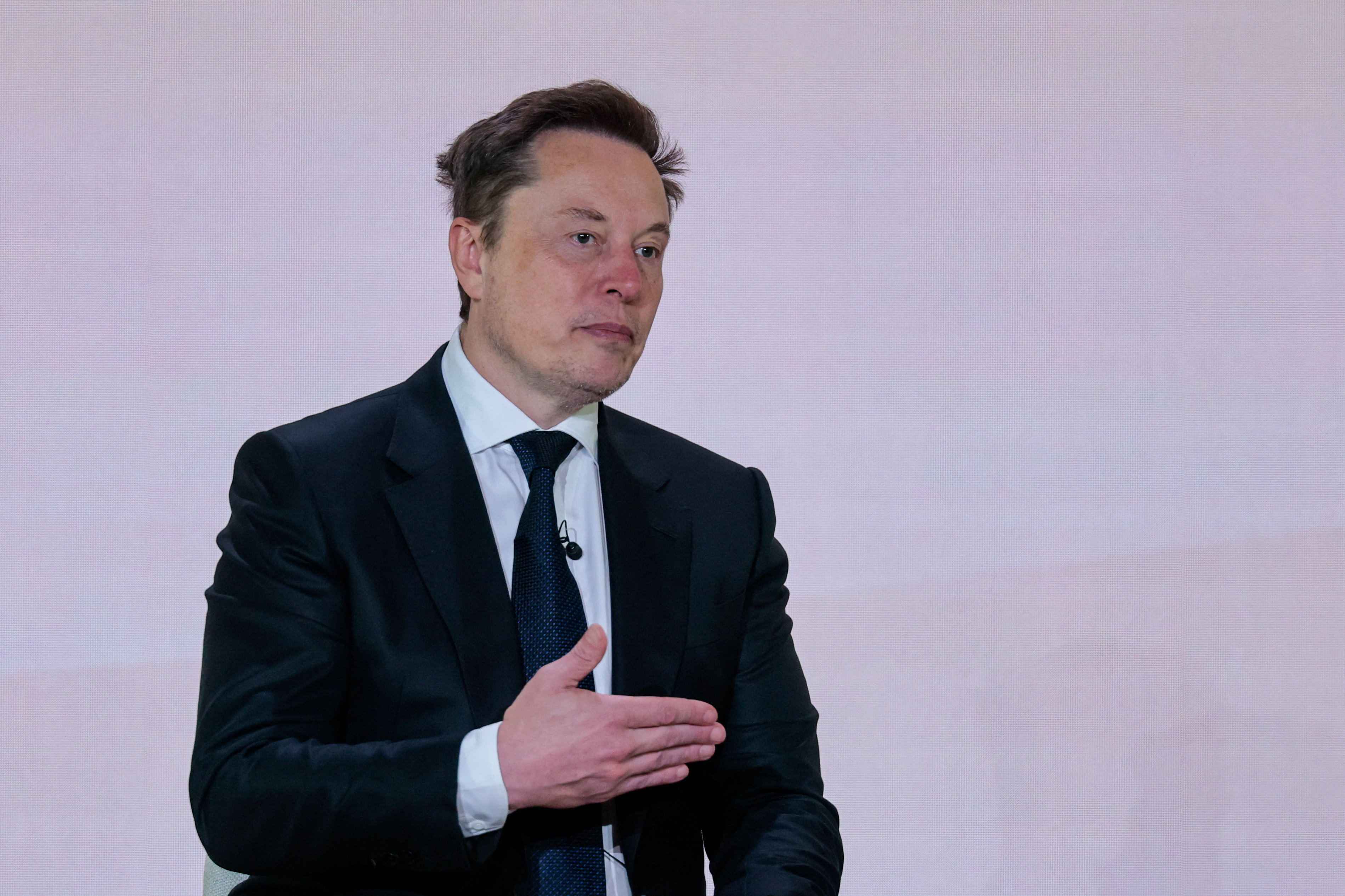 Musk culpa EUA por lentidão em satélites na Ucrânia e avisa: ‘É hora de Zelensky sair’