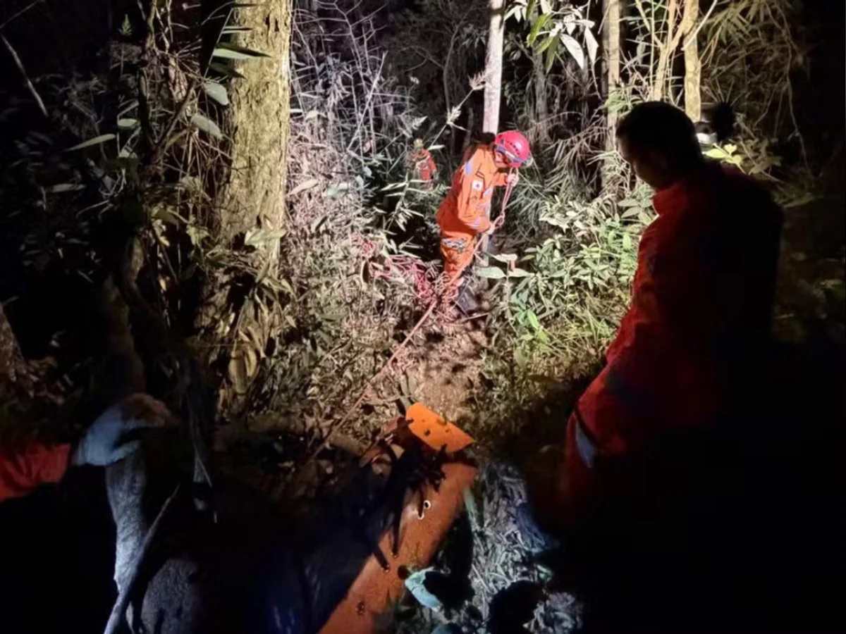 Casal cai e morre após andar na borda de cachoeira de 85 metros em MG
