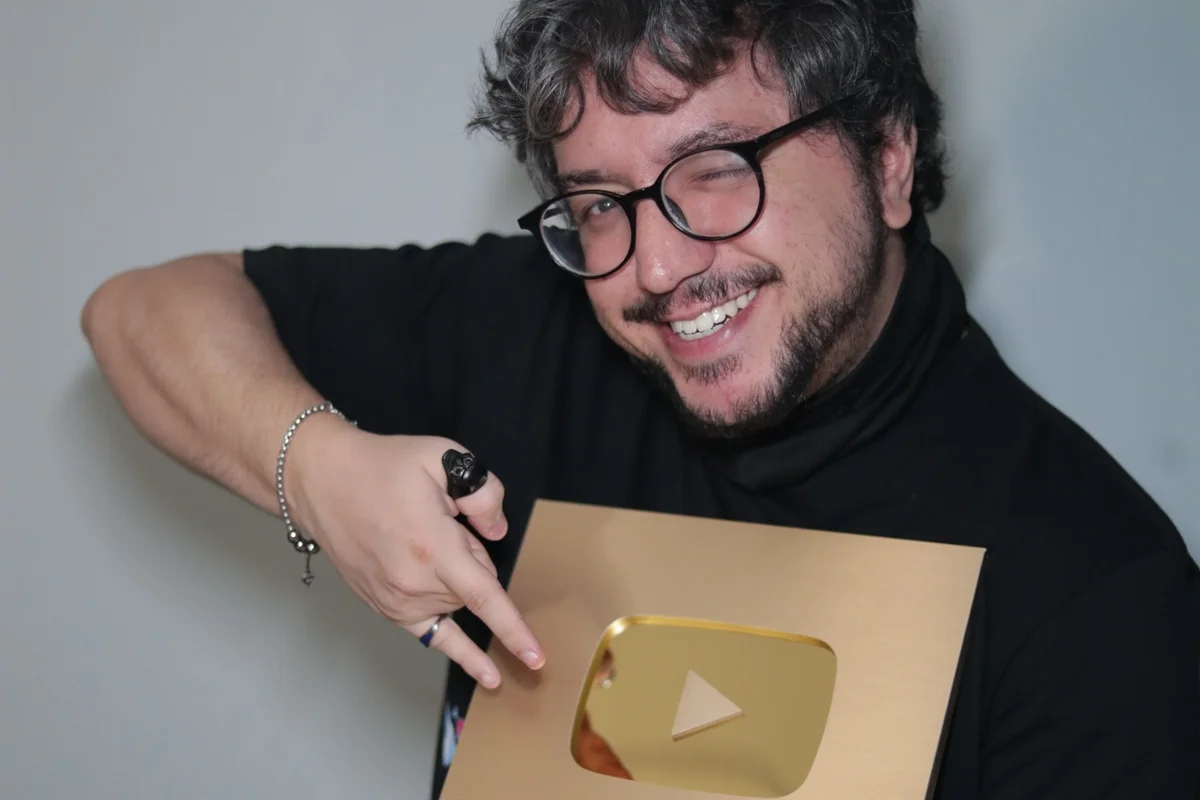 Imagem colorida de Yann Neves, do canal Save Manual - Metrópoles