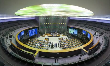 4 em cada 10 parlamentares que disputaram governos e Senado venceram no 1º turno