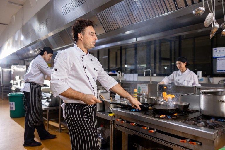 Fornos a gás criam risco de poluição do ar interno em cozinhas comerciais, diz estudo