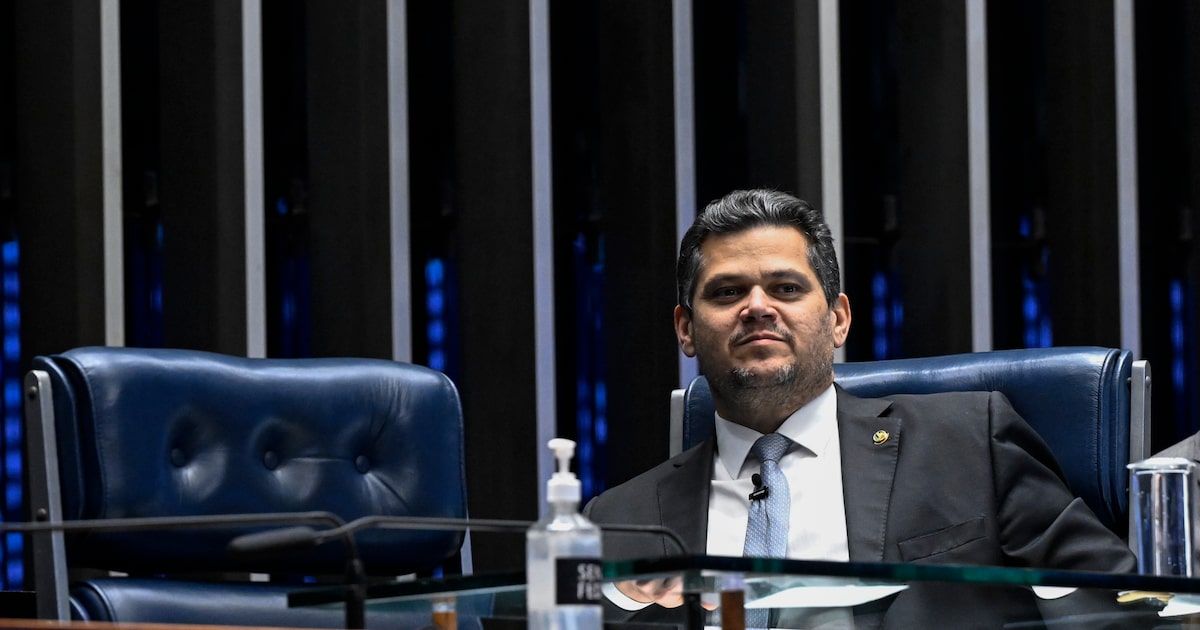 Alcolumbre diz que, se houver pedido para acelerar PEC do fim da 6x1, vai colocá-lo em votação