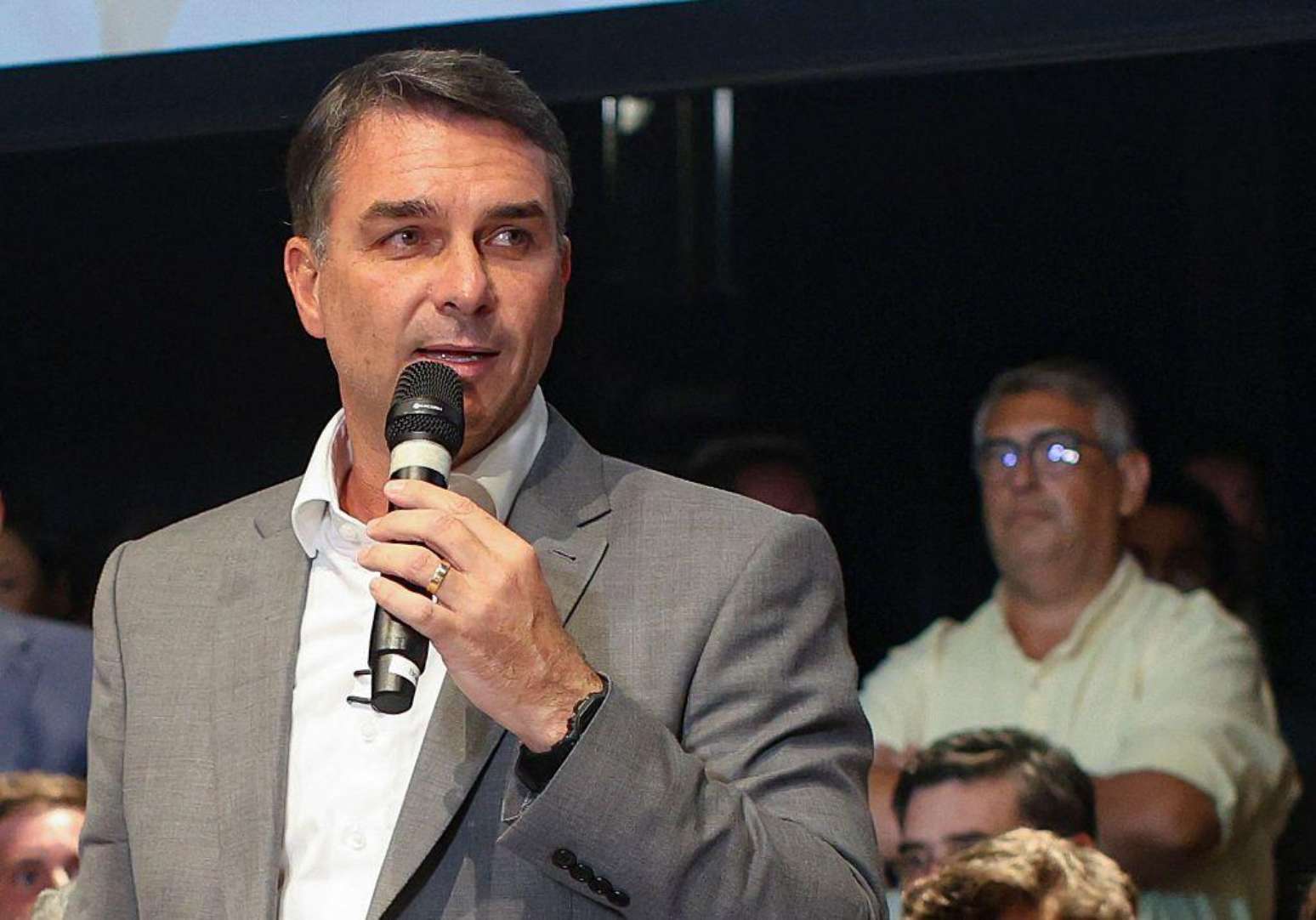 Fl&aacute;vio Bolsonaro falando ao microfone