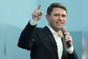 O candidato ao Senado dos EUA, James Talarico, discursa na Igreja Batista da Avenida Wheeler, em Houston, no domingo, 13 de setembro de 2026.