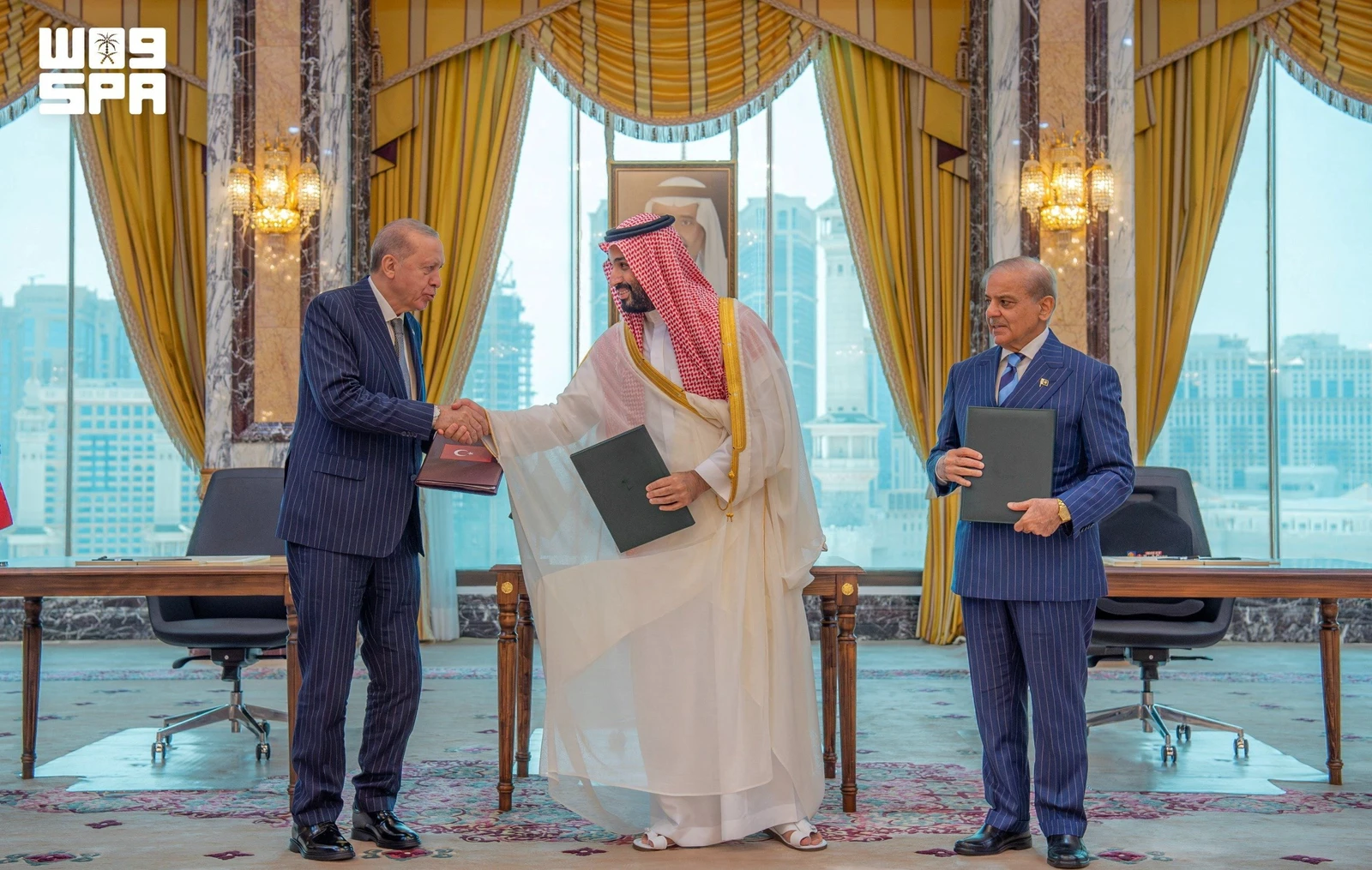O emir do Catar recebe o presidente francês para conversas oficiais