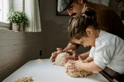 Receita simples de bolo de cenoura fofinho com calda de chocolate