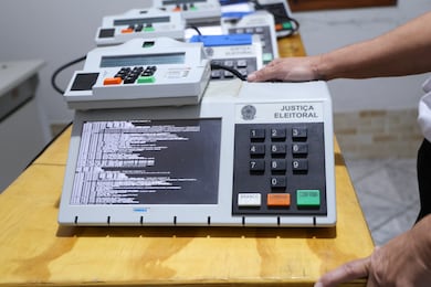 Segundo turno: cinco urnas são substituídas no DF; TSE começa a receber resultados do exterior