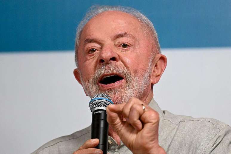 O que Flávio Bolsonaro e Lula propõem sobre o Bolsa Família