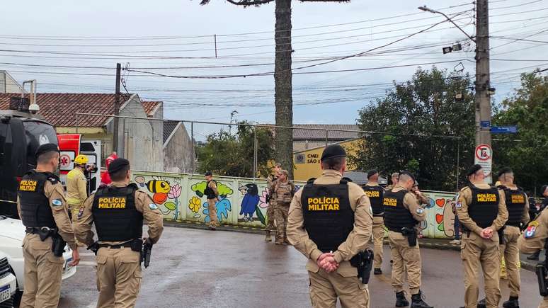 Homem invade escola, mantém 13 crianças reféns e é morto pela polícia em Curitiba