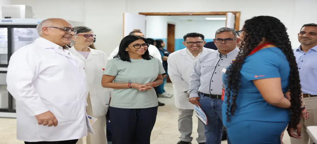 A presidente Delcy Rodríguez supervisiona áreas rehabilitadas no Hospital Dr. José María Vargas de La Guaira após os sismos