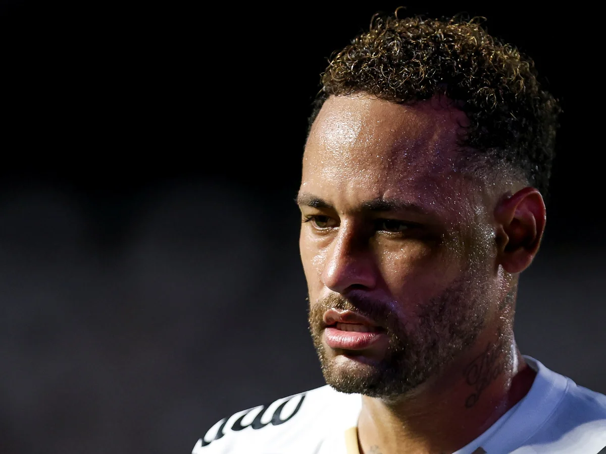 Contra o Flamengo, Neymar volta a jogar pelo Santos após um mês