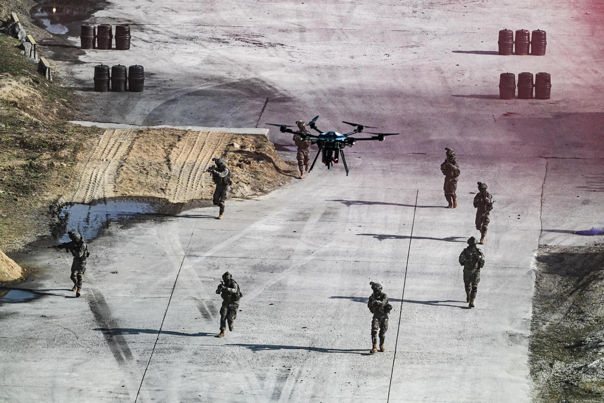 Recon, drones suicidas detectam alvos e realizam ataques no exercício de guerra futura do Exército