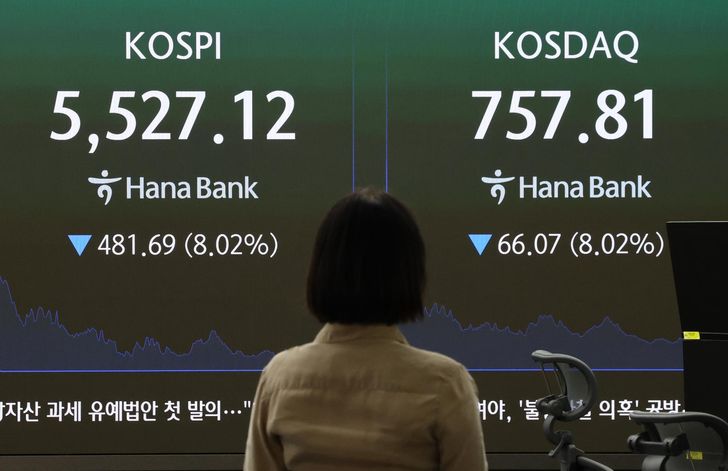 The benchmark KOSPI and KOSDAQ indices are displayed at Hana Bank's dealing room in Seoul, Thursday. Yonhap