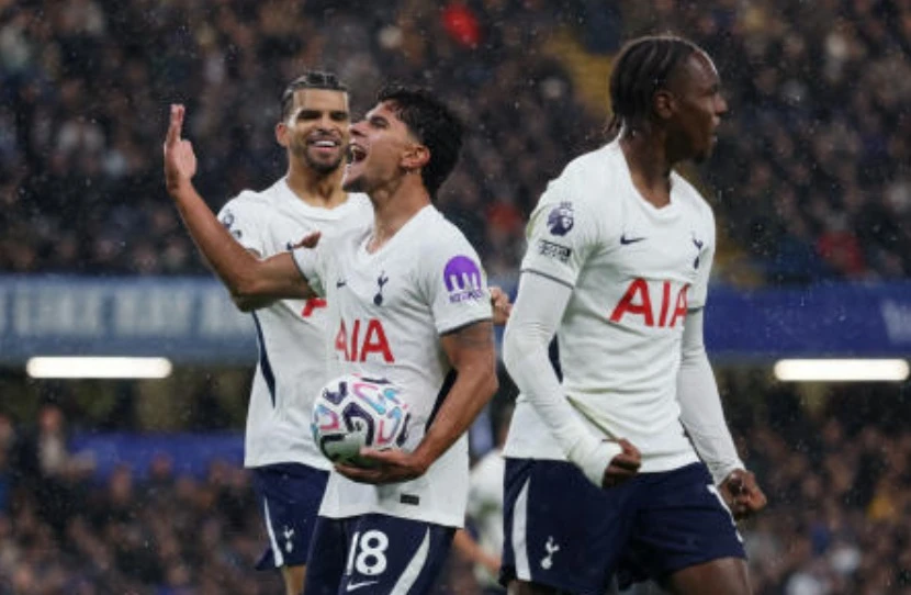 Spurs garantem vitória rara no Chelsea enquanto Palmer vê o vermelho