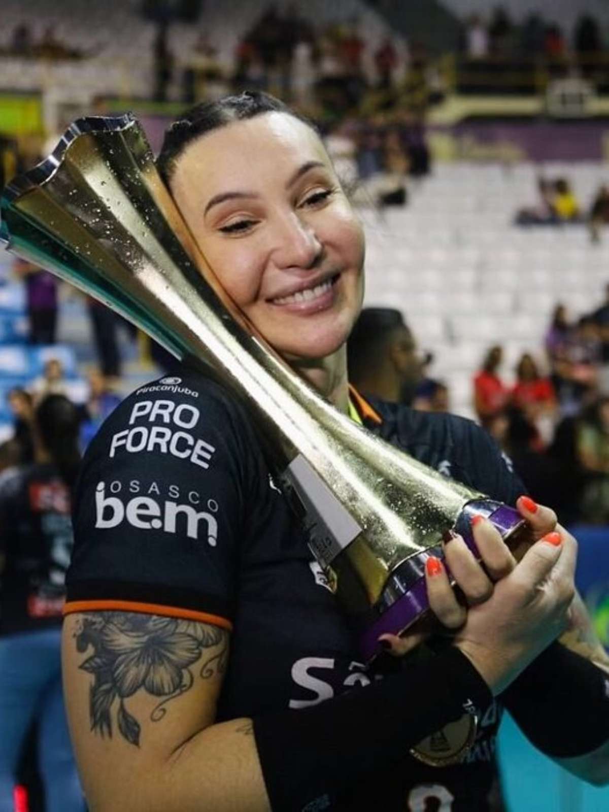 Justiça suspende liminar de Tifanny Abreu, e atleta volta a ser impedida de jogar