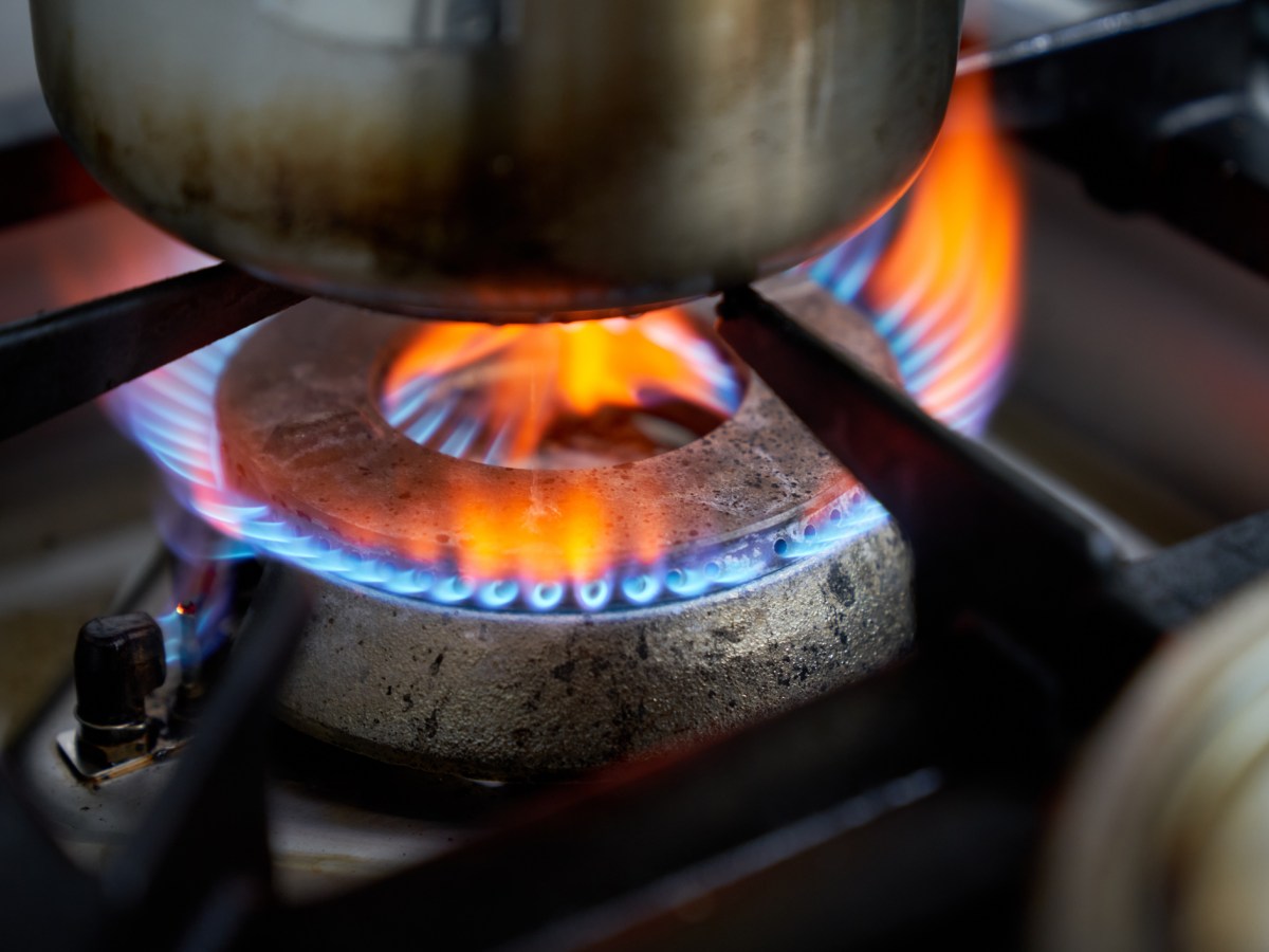Fornos a gás criam risco de poluição do ar interno em cozinhas comerciais, diz estudo