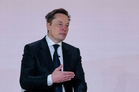 Musk culpa EUA por lentidão em satélites na Ucrânia e avisa: ‘É hora de Zelensky sair’