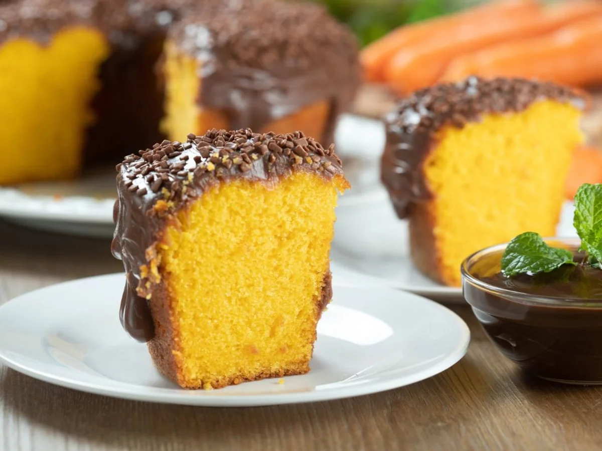 Receita simples de bolo de cenoura fofinho com calda de chocolate