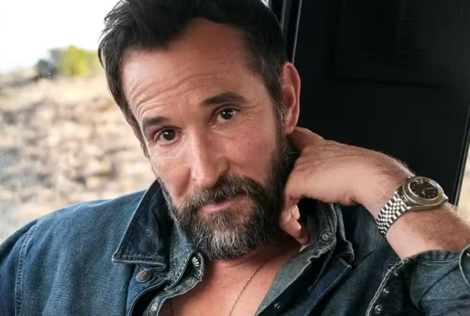 Noah Wyle, de 'The Pitt', &eacute; eleito o homem mais sexy do mundo em 2026: 'Achei que fosse pegadinha'