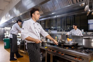 Fornos a gás criam risco de poluição do ar interno em cozinhas comerciais, diz estudo