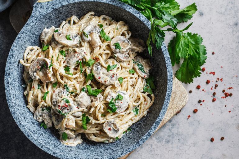 Esta receita de espaguete cremoso com cogumelos é a opção perfeita para um jantar rápido e delicioso