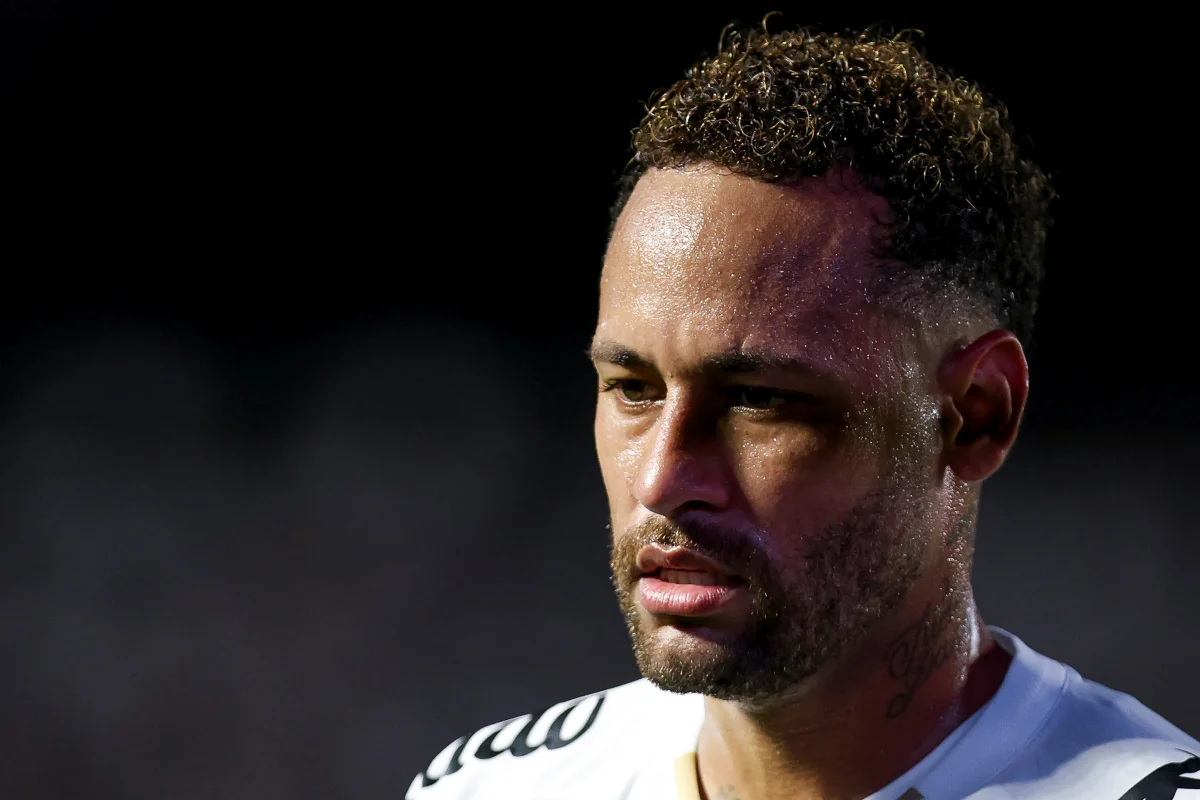Contra o Flamengo, Neymar volta a jogar pelo Santos após um mês