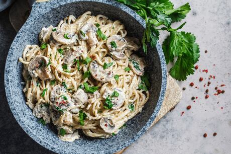 Esta receita de espaguete cremoso com cogumelos é a opção perfeita para um jantar rápido e delicioso