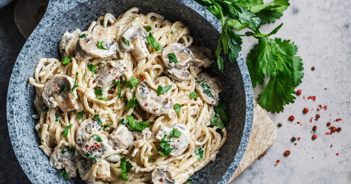 Esta receita de espaguete cremoso com cogumelos é a opção perfeita para um jantar rápido e delicioso