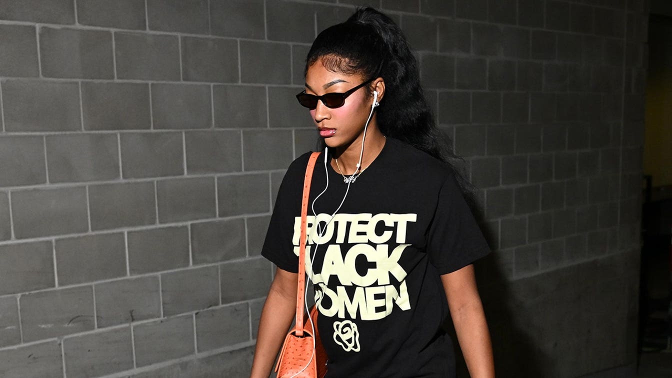 A camisa de Angel Reese com a frase 'Protect Black women' contribui para o estranhamento geral das Finais da WNBA