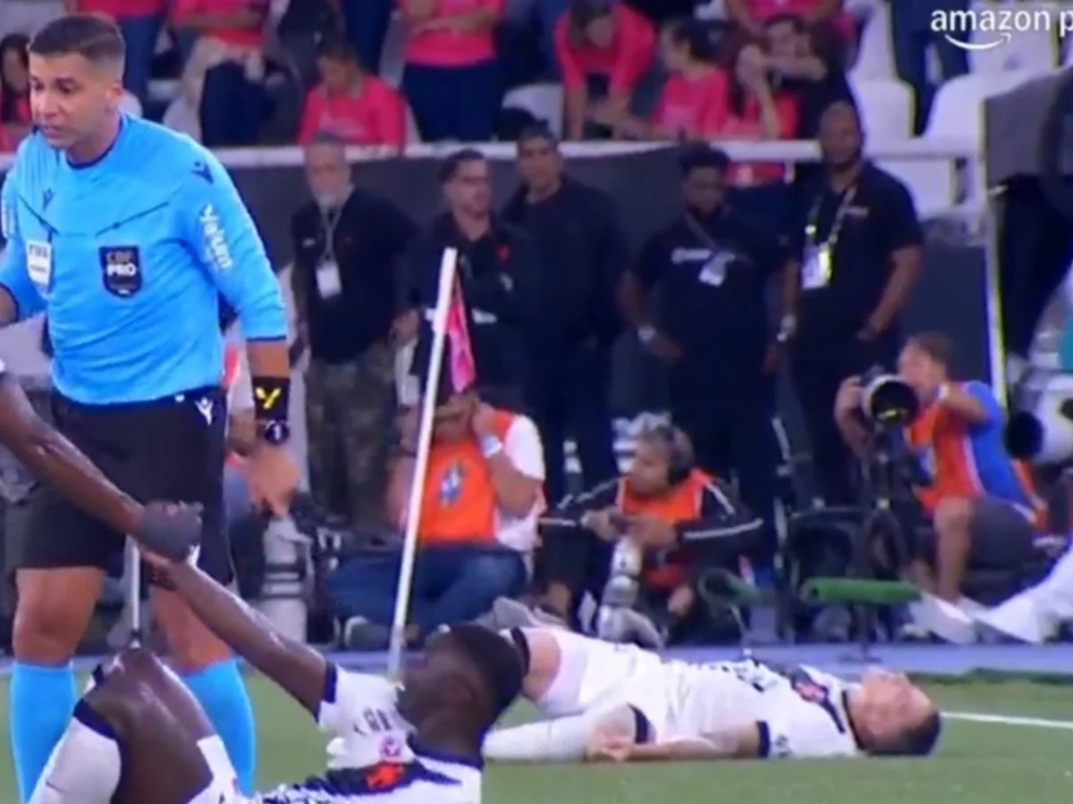 Bruno Duarte, atacante do Vasco, desmaia após trombada e deixa o gramado