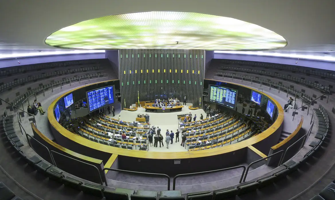 4 em cada 10 parlamentares que disputaram governos e Senado venceram no 1º turno